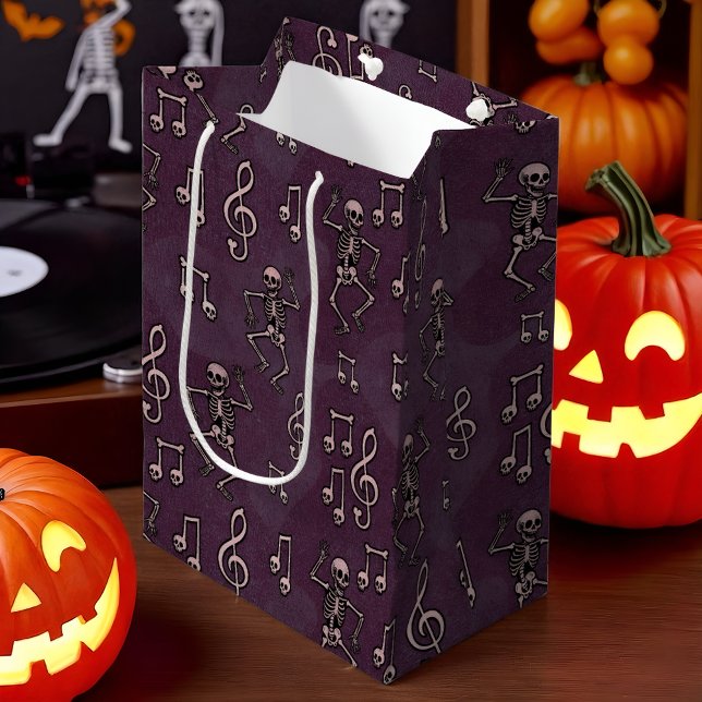 Sacola Para Presentes Média Halloween de músicas de esqueleto dançante (Retro Halloween gift bag featuring playful dancing skeletons and spooky music notes on a deep purple)