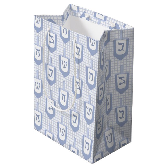 Sacola Para Presentes Média Hanukkah Blue and White Dreidel Pattern on Gingham (Verso inclinado)