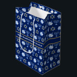 Sacola Para Presentes Média Hanukkah Dreidel Menorah - Partido Personalizado A<br><div class="desc">Bonita bolsa de presente Chanucá em forma de estrela azul escura com um legal padrão de estrela judaica,  dreidel,  e a menorah judaica para o feriado de Chanukah. Personalize este design com seu nome de família.</div>