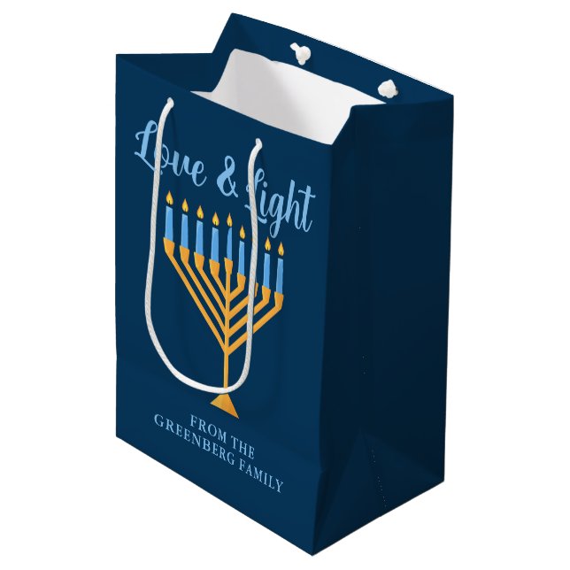 Sacola Para Presentes Média Hanukkah Love & Light Blue Menorah Personalizado (Frente inclinada)