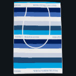 Sacola Para Presentes Média Hanukkah Stripe Personalizado<br><div class="desc">Divertido e ousado,  mas simples e chique,  este papel se coordena com tantas fitas e arcos! Adicione qualquer nome ou frase para um presente verdadeiramente pessoal.</div>