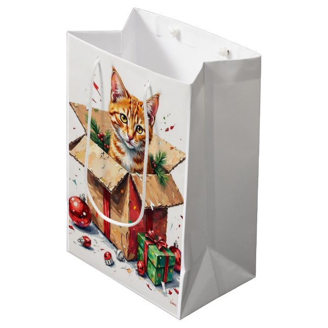 Sacola Para Presentes Média I Help Unpack! Funny Cat in Christmas Shipping Box (Frente inclinada)