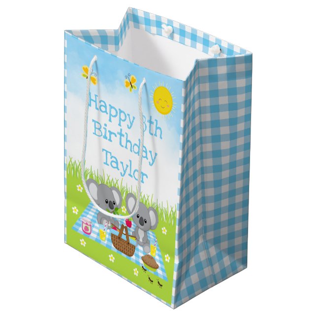 Sacola Para Presentes Média Koala Bears Picnic Blue Gingham Parabéns (Frente inclinada)