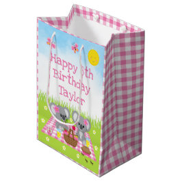 Sacola Para Presentes Média Koala Bears Picnic Pink Gingham Feliz Aniversário