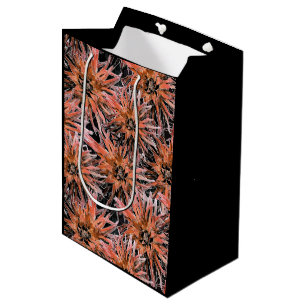 Sacola Para Presentes Média Laranja-aquarela e flores marrons.