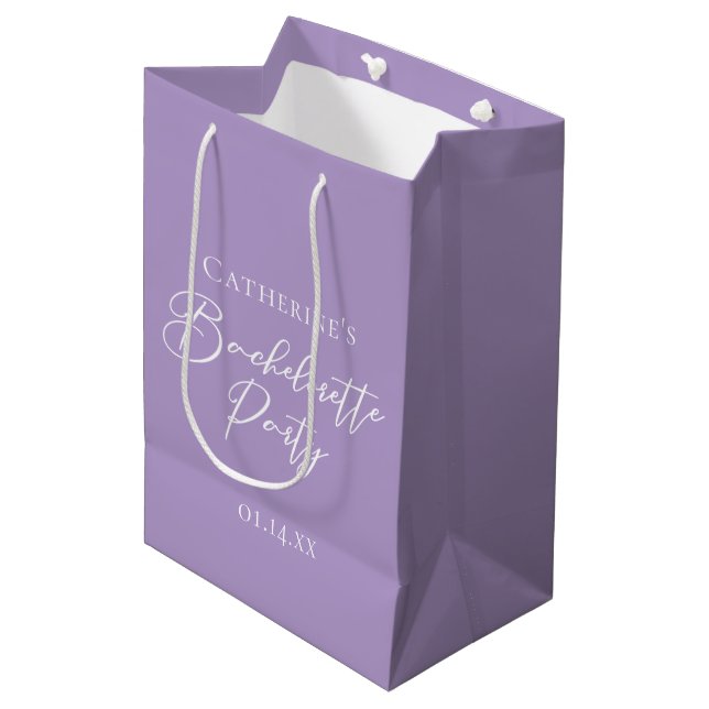 Sacola Para Presentes Média Lilac Purple Bachelorette Party Personalized (Frente inclinada)