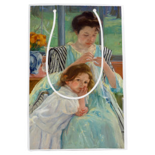 Sacola Para Presentes Média Mary Cassatt - Jovem Mãe costurando