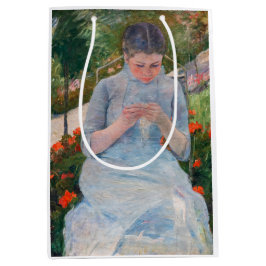 Sacola Para Presentes Média Mary Cassatt - Menina costurando em um Jardim