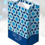 Sacola Para Presentes Média Mazel Tov Geométrico Star Marinho Azul<br><div class="desc">Sacos de presentes personalizados são uma forma excelente de adicionar um toque pessoal à sua dádiva! Este na moda apresenta um padrão de estrela geométrico e é personalizado com o nome do destinatário. A saudação de "Mazel Tov!" também pode ser modificada ou adaptada em diferentes ocasiões. Um design versátil que...</div>