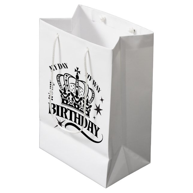 Sacola Para Presentes Média Minimal Black Crown Birthday Typography White (Frente inclinada)