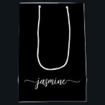 Sacola Para Presentes Média Minimalista Simples Monograma Preto Feminino Scrip<br><div class="desc">Saco de presente personalizado com nome monograma feminino minimalista preto moderno e limpo. Este design apresenta seu primeiro nome em uma linda tipografia de assinatura de estilo de letra manuscrita com rabisco (ou caligrafia) em branco sobre fundo preto. Estes são fáceis de personalizar. Esta bolsa de presente feminina é ótima...</div>