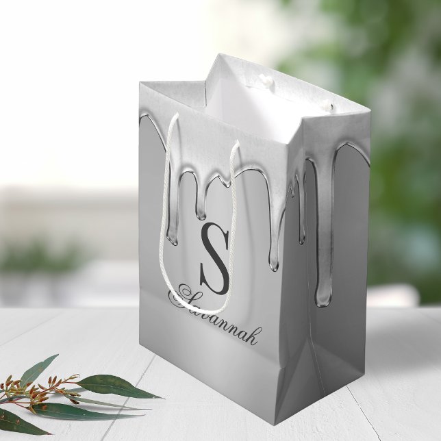 Sacola Para Presentes Média Monograma de Cromo de Prata (Silver Chrome Drips Liquid Metal Monogram Medium Gift Bag)