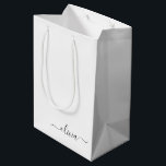 Sacola Para Presentes Média Monograma de Nome Feminino de Roteiro Moderno Pret<br><div class="desc">Saco de Presente de Monograma de Roteiro Simples Preto e Branco. Isso torna o presente perfeito para o aniversário de 16 anos,  casamento,  chá de noiva,  aniversário de casamento,  chá de bebê ou festa de despedida de solteira para alguém que ama luxo e estilos chiques.</div>
