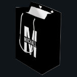 Sacola Para Presentes Média Monograma Personalizado e Marca Média de Presente<br><div class="desc">Monograma personalizado e presentes de nome que apresentam um monograma personalizado em estilo de letra sans moderno branco e negrito com a caixa de nome no meio do monograma em fundo preto.</div>