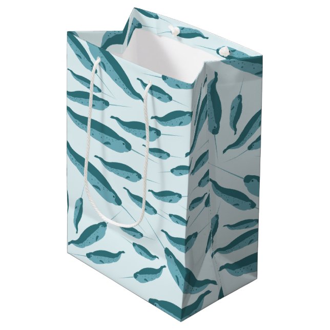 Sacola Para Presentes Média Narwhal no Padrão do Oceano Azul (Frente inclinada)