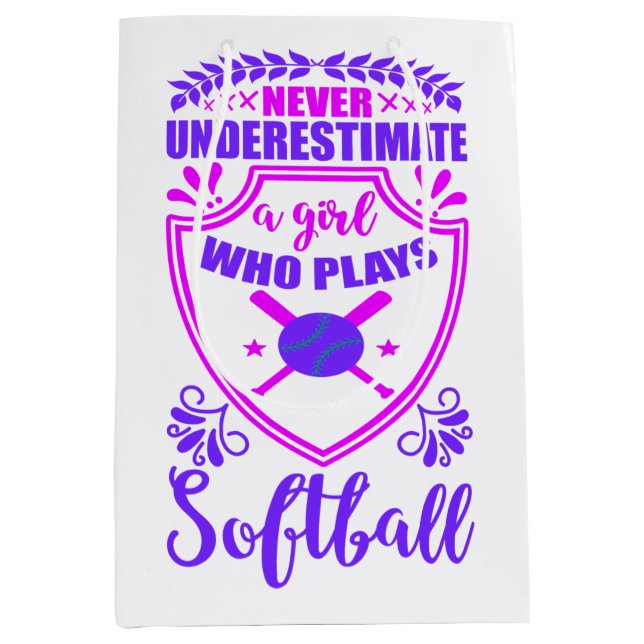 Sacola Para Presentes Média Never Underestimate A Girl Who Plays Softball   (Frente)