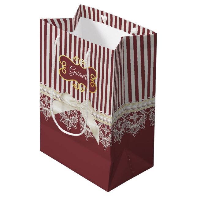Sacola Para Presentes Média Nome com Renda de Faixa Borgonha (Frente inclinada)