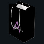 Sacola Para Presentes Média Nome de Monograma de Garota com Letra de Cursiva R<br><div class="desc">Saco de Presente com Nome de Monograma de Letra Simples Preta e Roxa. Isso torna o presente perfeito para aniversário de 16 anos,  casamento,  chá de noiva,  aniversário de casamento,  chá de bebê ou festa de despedida de solteira para alguém que ama luxo e estilos chiques.</div>