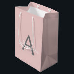 Sacola Para Presentes Média Nome do Monograma da Rapariga da Cinza Rosa Escamo<br><div class="desc">Cor-de-rosa e Cinza Simples Nome do Monograma do Script Gift Bag. Isto faz o doce e perfeito presente de 16 anos,  casamento,  chá de panela,  aniversário,  chá de fraldas ou festa de solteira para alguém que ama luxo de glama e estilos quíticos.</div>