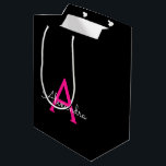 Sacola Para Presentes Média Nome do Monograma Girly Black Script Hot-Pink<br><div class="desc">Nome do Monograma Simples,  Preto e Rosa Quente,  Gift Bag. Isto faz o doce e perfeito presente de 16 anos,  casamento,  chá de panela,  aniversário,  chá de fraldas ou festa de solteira para alguém que ama luxo de glama e estilos quíticos.</div>