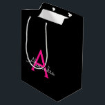 Sacola Para Presentes Média Nome do Monograma Girly Black Script Hot-Pink<br><div class="desc">Nome do Monograma Simples,  Preto e Rosa Quente,  Gift Bag. Isto faz o doce e perfeito presente de 16 anos,  casamento,  chá de panela,  aniversário,  chá de fraldas ou festa de solteira para alguém que ama luxo de glama e estilos quíticos.</div>