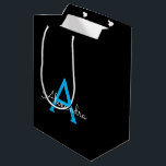 Sacola Para Presentes Média Nome do Monograma Girly de Script Preto Azul<br><div class="desc">Nome do Monograma Simples Preto e Azul - Saco do Presente. Isto faz o doce e perfeito presente de 16 anos,  casamento,  chá de panela,  aniversário,  chá de fraldas ou festa de solteira para alguém que ama luxo de glama e estilos quíticos.</div>