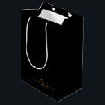 Sacola Para Presentes Média Nome do Monograma Rapariga de Script Moderno Doura<br><div class="desc">Nome do Monograma Simples Preto e Dourado do Script Bag de Presente. Isto faz o doce e perfeito presente de 16 anos,  casamento,  chá de panela,  aniversário,  chá de fraldas ou festa de solteira para alguém que ama luxo de glama e estilos quíticos.</div>