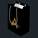 Sacola Para Presentes Média Nome do Monograma Rapariga de Script Moderno Doura<br><div class="desc">Nome do Monograma Simples Preto e Dourado do Script Bag de Presente. Isto faz o doce e perfeito presente de 16 anos,  casamento,  chá de panela,  aniversário,  chá de fraldas ou festa de solteira para alguém que ama luxo de glama e estilos quíticos.</div>