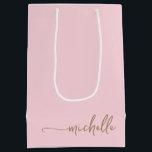 Sacola Para Presentes Média Nome em Grafite Monograma Dourado Rosa Bege<br><div class="desc">Saco de presente personalizado elegante moderno com monograma em rosa discreto e dourado. Este design apresenta seu primeiro nome em uma linda tipografia de assinatura com estilo de letra manuscrita (ou caligrafia) em dourado sobre um fundo rosa claro ou rosa bebê. São fáceis de personalizar. Esta bolsa de presente feminina...</div>