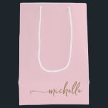 Sacola Para Presentes Média Nome em Script Monograma Dourado Chic Rosa Bege<br><div class="desc">Saca de presente personalizada elegante moderna com delicado glamour em rosa bege e monograma dourado com nome em letra cursiva. Este design apresenta seu primeiro nome em uma bonita tipografia de assinatura com estilo de letra manuscrita com rabiscos (ou caligrafia) em dourado sobre um fundo rosa bege claro ou rosa...</div>