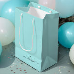 Sacola Para Presentes Média Nome Monograma Feminino Moderno em Roteiro Azul Ág<br><div class="desc">Saco de Presente com Monograma de Roteiro Simples Azul Água Verde. Isso torna o presente perfeito para aniversário de 16 anos,  casamento,  chá de noiva,  aniversário de casamento,  chá de bebê ou festa de despedida de solteira para alguém que ama luxo e estilos chiques.</div>