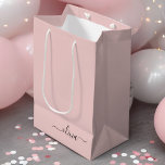 Sacola Para Presentes Média Nome Monograma Feminino Moderno em Script Rosa Po<br><div class="desc">Saco de Presente com Monograma de Nome Simples em Script Rosa Po dusty Blush. Isso torna o presente perfeito para aniversário de 16 anos,  casamento,  chá de noiva,  aniversário de casamento,  chá de bebê ou festa de despedida de solteira para alguém que ama luxo e estilos chiques.</div>