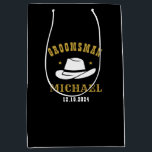 Sacola Para Presentes Média Nome Personalizado dos Padrinhos de casamento de c<br><div class="desc">Presentes personalizados para padrinhos de casamento com o tema do cowboy ocidental. Decorado com chapéu de cowboy com fonte ocidental antiga. O texto e a cor são editáveis usando a Ferramenta Design para ajustado da sua ocasião. Obtenha este presente personalizado para casamento, despedida de solteiro, festa de noivado ou qualquer...</div>