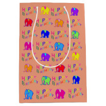 O arco-íris colore o aniversário feliz dos