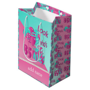 Sacola Para Presentes Média Olhe quem é aniversário de 85% pipe% 85th - rosa