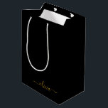 Sacola Para Presentes Média Ouro Preto Moderno Nome de Monograma de Letra de M<br><div class="desc">Preto e Dourado Saco de Presente Simples de Monograma de Letra. Isso torna o presente perfeito para o aniversário de 16 anos,  casamento,  chá de noiva,  aniversário de casamento,  chá de bebê ou festa de despedida de solteira para alguém que ama luxo e estilos chiques.</div>