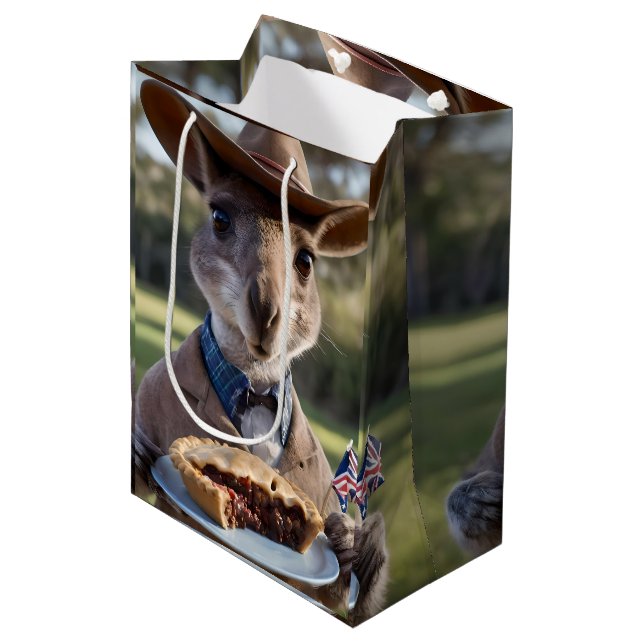 Sacola Para Presentes Média "Outback Delight: Um Canguru come carne Aussie (Frente inclinada)