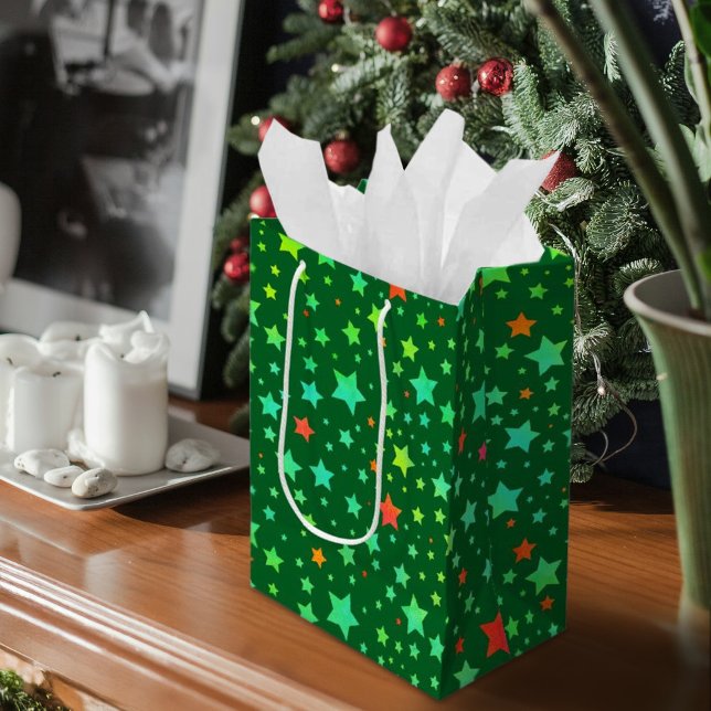 Sacola Para Presentes Média Padrão de Estrelas de Feriado Vermelhas e Verdes T (Traditional Red and Green Holiday Stars Pattern Medium Gift Bag)