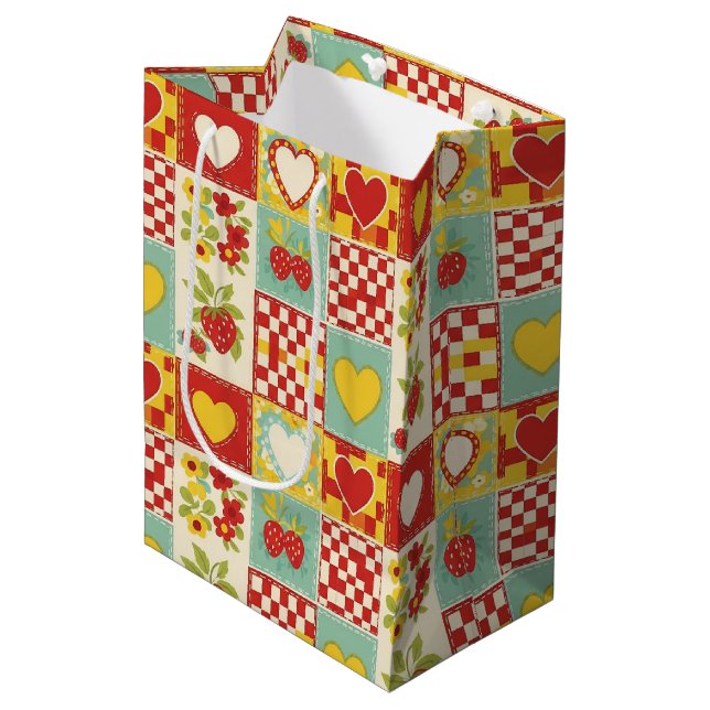 Sacola Para Presentes Média Padrão Floral de Patchwork de Morango Retro (Frente inclinada)