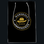 Sacola Para Presentes Média Padrinhos de casamento personalizados do logotipo<br><div class="desc">Presentes personalizados para padrinhos de casamento com o tema do cowboy ocidental. Decorado com chapéu de cowboy com fonte ocidental antiga. O texto e a cor são editáveis usando a Ferramenta Design para ajustado da sua ocasião. Obtenha este presente personalizado para casamento, despedida de solteiro, festa de noivado ou qualquer...</div>