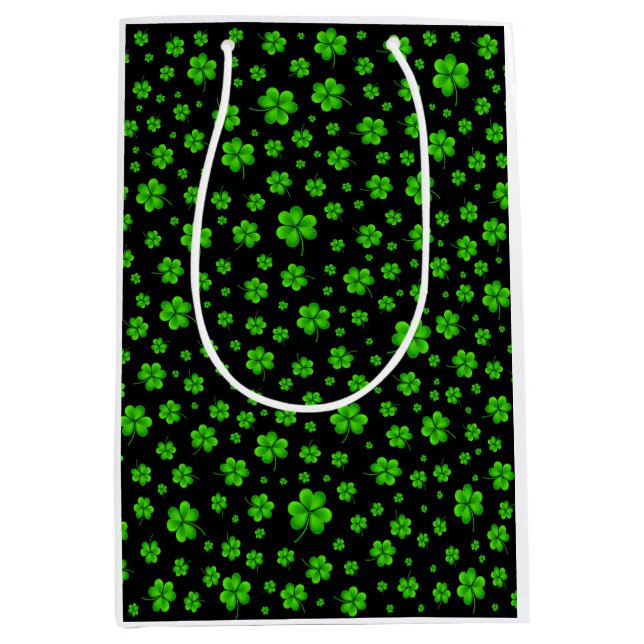 Sacola Para Presentes Média Pattern of green shamrocks on black background (Frente)