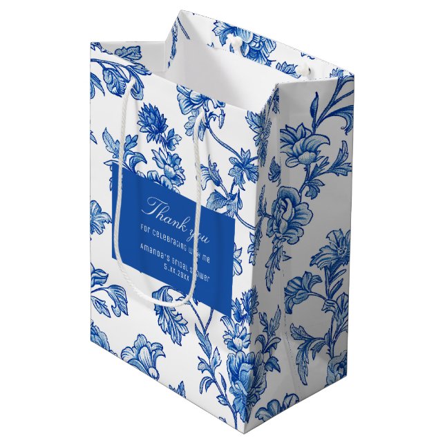 Sacola Para Presentes Média Peônia Rosa em Chinoiserie Azul e Branco (Frente inclinada)