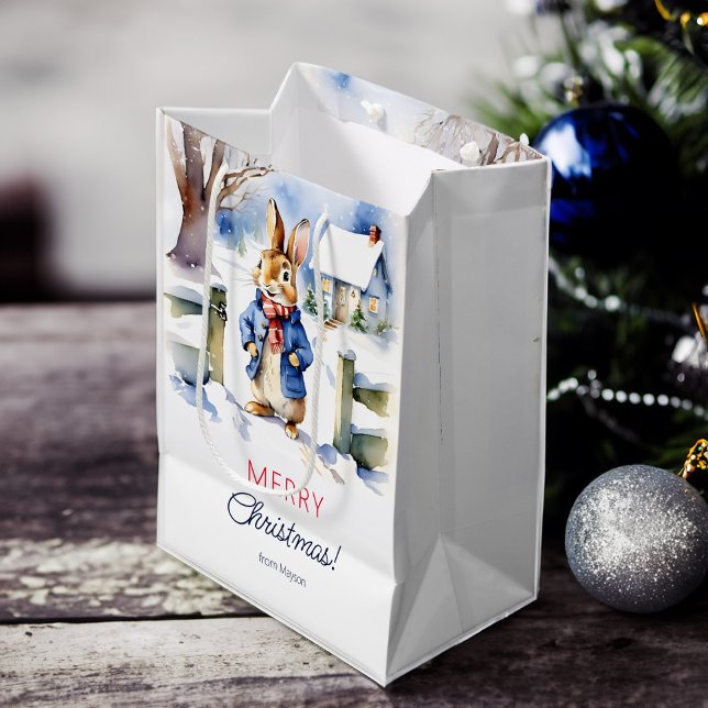 Sacola Para Presentes Média Peter Coelho modelo personalizado de Natal (Peter rabbit Christmas personalized template Medium Gift Bag vintage look snowy cottage cute bunny)