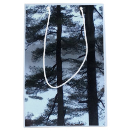 Sacola Para Presentes Média Pinheiros Brancos num Blizzard.