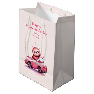 Sacola Para Presentes Média Preguiça Fofa Dirigindo um Conversível Rosa no Dia