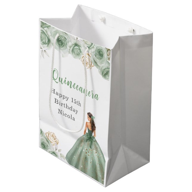 Sacola Para Presentes Média Princesa em uma Quinceanera Verde Sage (Frente inclinada)