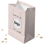 Sacola Para Presentes Média Promocional de logotipo Marcas comerciais Cor-de-r<br><div class="desc">Adicione seu próprio logotipo e escolha de texto a este design. Remova o texto superior ou inferior,  se preferir. Minimalista e profissional para promover a lealdade marca. Excelente para marcas de funcionários ou como promocional para seus clientes e clientes.</div>