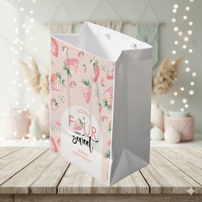 Sacola Para Presentes Média Quatro aniversário de criança de morango doce (Criador carregado)