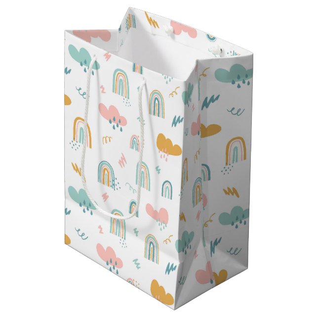 Sacola Para Presentes Média Rainbow & Rain Cloud Patterno (Frente inclinada)