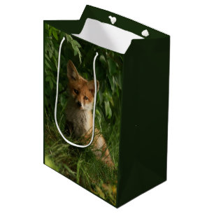 Sacola Para Presentes Média Raposa-bebê-branca numa Floresta Verde